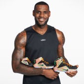 LeBron James posa junto a unas Nike