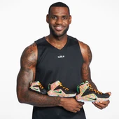 LeBron James posa junto a unas Nike LeBron James posa junto a unas Nike