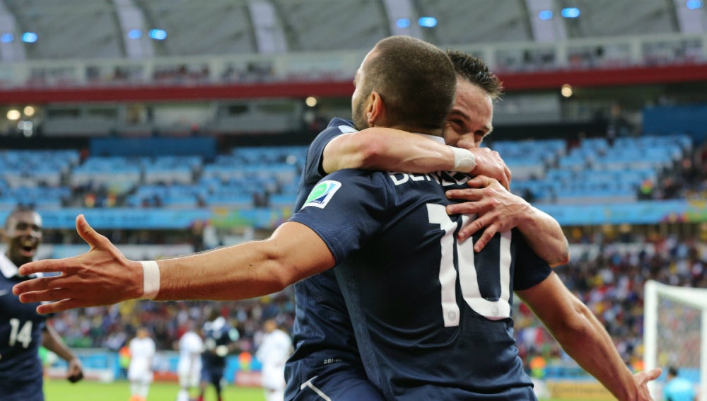 Valbuena celebra un gol con Benzema
