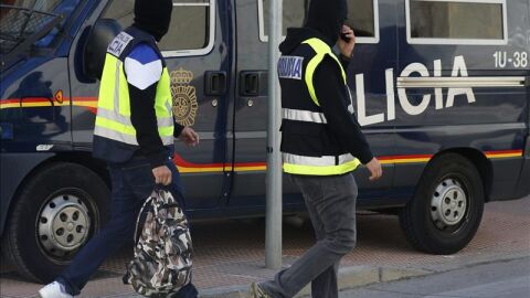 Agentes en una operaci&oacute;n contra una red yihadista