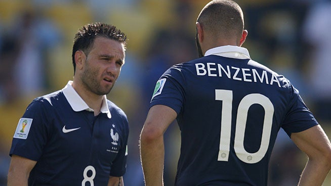Benzema no perdona a Valbuena y le contesta: "¡Guarda tu mano!" Benzema no perdona a Valbuena y le contesta: "¡Guarda tu mano!"