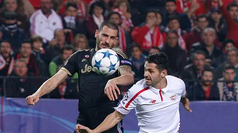 Vitolo pelea un balón con Bonucci Vitolo pelea un balón con Bonucci