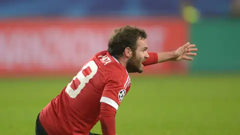 Mata lamenta una jugada ante el Wolfsburgo Mata lamenta una jugada ante el Wolfsburgo