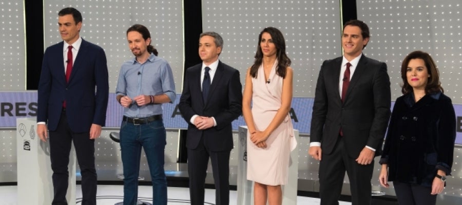 Pedro Sánchez, Pablo Iglesias, Albert Rivera y Soraya Sáenz de Santamaría junto a los moderadores del Debate Decisivo
