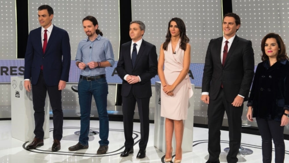 Pedro Sánchez, Pablo Iglesias, Albert Rivera y Soraya Sáenz de Santamaría junto a los moderadores del Debate Decisivo