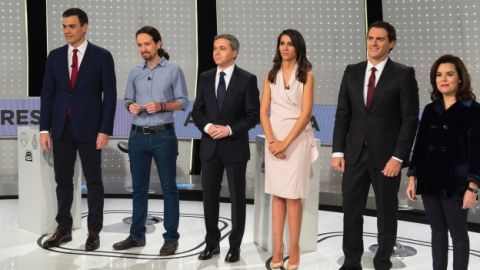 Pedro S&aacute;nchez, Pablo Iglesias, Albert Rivera y Soraya S&aacute;enz de Santamar&iacute;a junto a los moderadores del Debate Decisivo