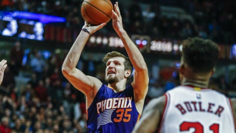 Mirza Teletovic, en el tiro que le dar&iacute;a la victoria a los Phoenix Suns