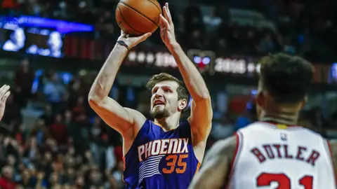 Mirza Teletovic, en el tiro que le daría la victoria a los Phoenix Suns Mirza Teletovic, en el tiro que le daría la victoria a los Phoenix Suns