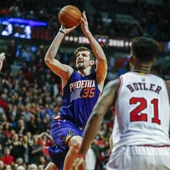 Mirza Teletovic, en el tiro que le daría la victoria a los Phoenix Suns Mirza Teletovic, en el tiro que le daría la victoria a los Phoenix Suns