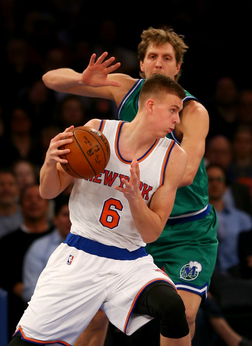 Porzingis se impone a Nowitzki, pero los Mavericks ganan a los Knicks Porzingis se impone a Nowitzki, pero los Mavericks ganan a los Knicks