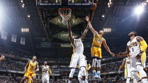 Stephen Curry lanza a canasta ante la defensa rival