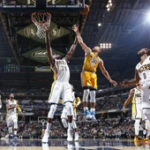 Stephen Curry lanza a canasta ante la defensa rival Stephen Curry lanza a canasta ante la defensa rival