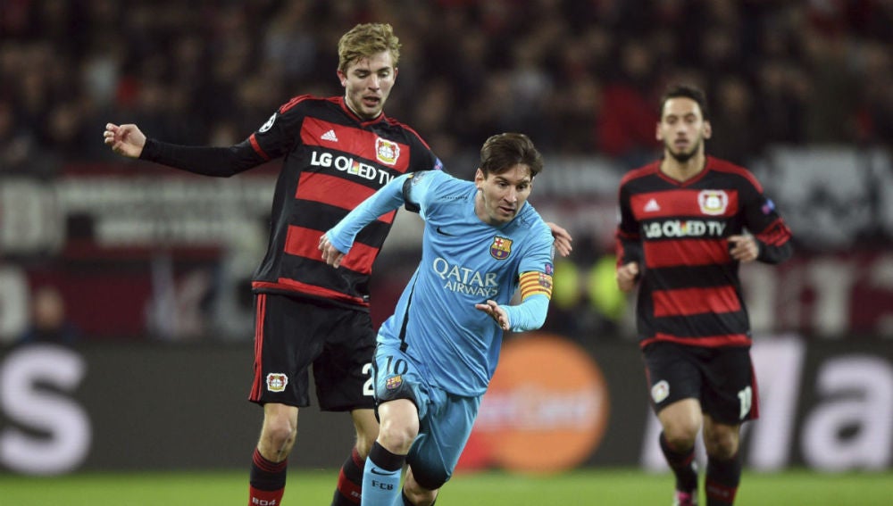 Messi, en acción ante el Bayer Leverkusen