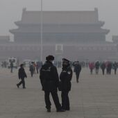 Pekín continúa en alerta roja por contaminación, bajo medidas restrictivas