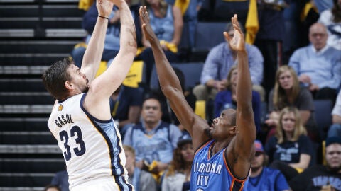 Marc Gasol tira a canasta ante la defensa de Serge Ibaka