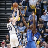 Marc Gasol tira a canasta ante la defensa de Serge Ibaka Marc Gasol tira a canasta ante la defensa de Serge Ibaka
