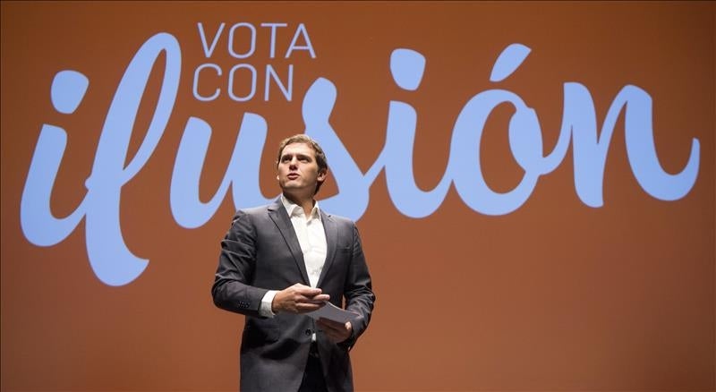 Rivera, a González: "Sánchez y Zapatero están dejando el edificio del PSOE en ruinas" Rivera, a González: "Sánchez y Zapatero están dejando el edificio del PSOE en ruinas"