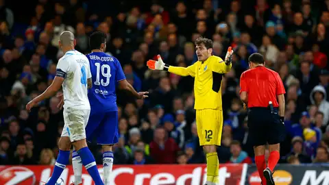 Casillas pide explicaciones a Diego Costa tras una jugada Casillas pide explicaciones a Diego Costa tras una jugada