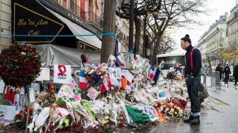 El l&iacute;der de Eagles of Death Metal frente a la sala Bataclan