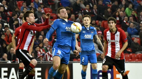 Janssen protege un bal&oacute;n ante Javier Eraso