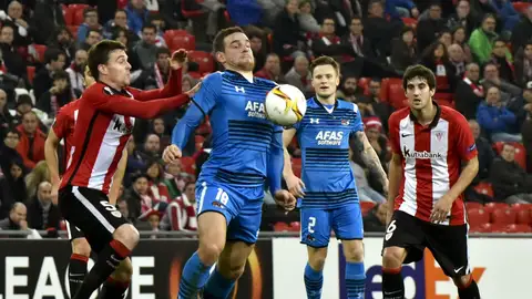 Janssen protege un balón ante Javier Eraso Janssen protege un balón ante Javier Eraso