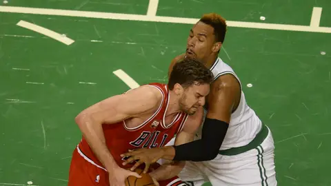 Pau Gasol, defendido por Jared Sullinger Pau Gasol, defendido por Jared Sullinger