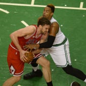 Pau Gasol, defendido por Jared Sullinger