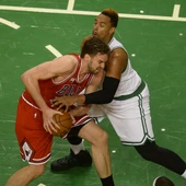 Pau Gasol, defendido por Jared Sullinger Pau Gasol, defendido por Jared Sullinger