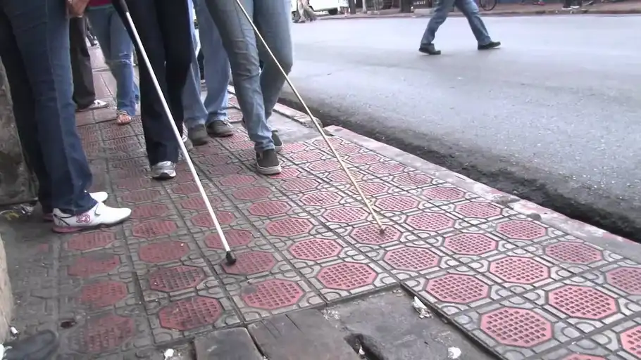 Personas ciegas caminando Personas ciegas caminando