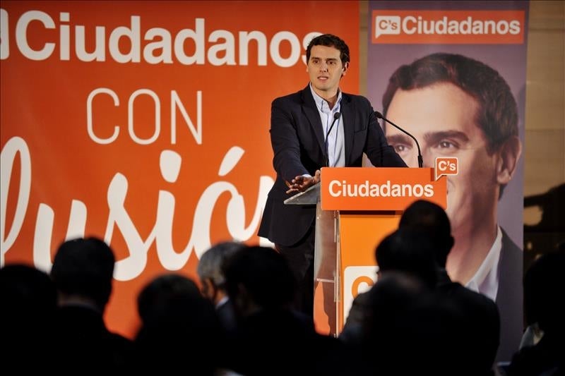 Rivera propone a PP y PSOE un pacto por España y una mesa de negociación para "garantizar la unidad y estabilidad" Rivera propone a PP y PSOE un pacto por España y una mesa de negociación para "garantizar la unidad y estabilidad"