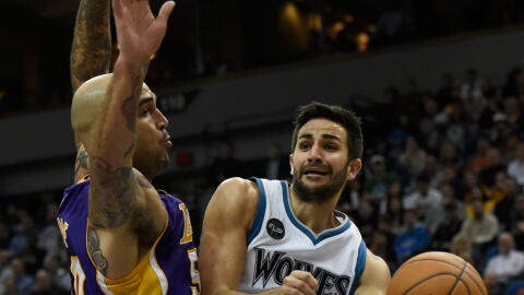 Ricky Rubio entra a canasta contra los Lakers