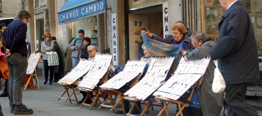 Los tradicionales vendedores de loteria de la madrileña Puerta del Sol Los tradicionales vendedores de loteria de la madrileña Puerta del Sol