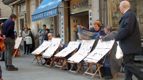 Los tradicionales vendedores de loteria de la madrile&ntilde;a Puerta del Sol