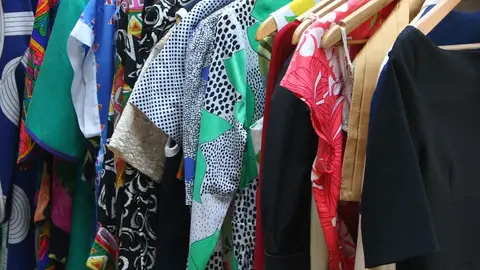Armario lleno de ropa Armario lleno de ropa