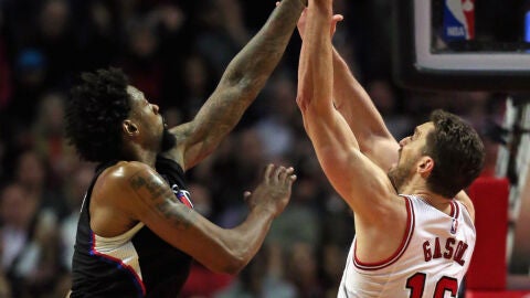 Pau Gasol y DeAndre Jordan, durante el partido