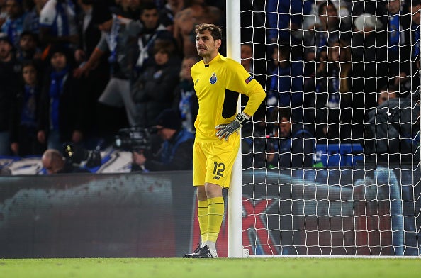 La prensa portuguesa señala a Casillas por su garrafal error en Guimaraes La prensa portuguesa señala a Casillas por su garrafal error en Guimaraes