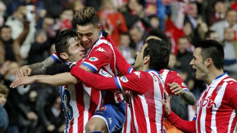 Los jugadores del Sporting celebran un gol