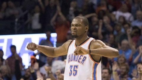 Kevin Durant celebra una canasta