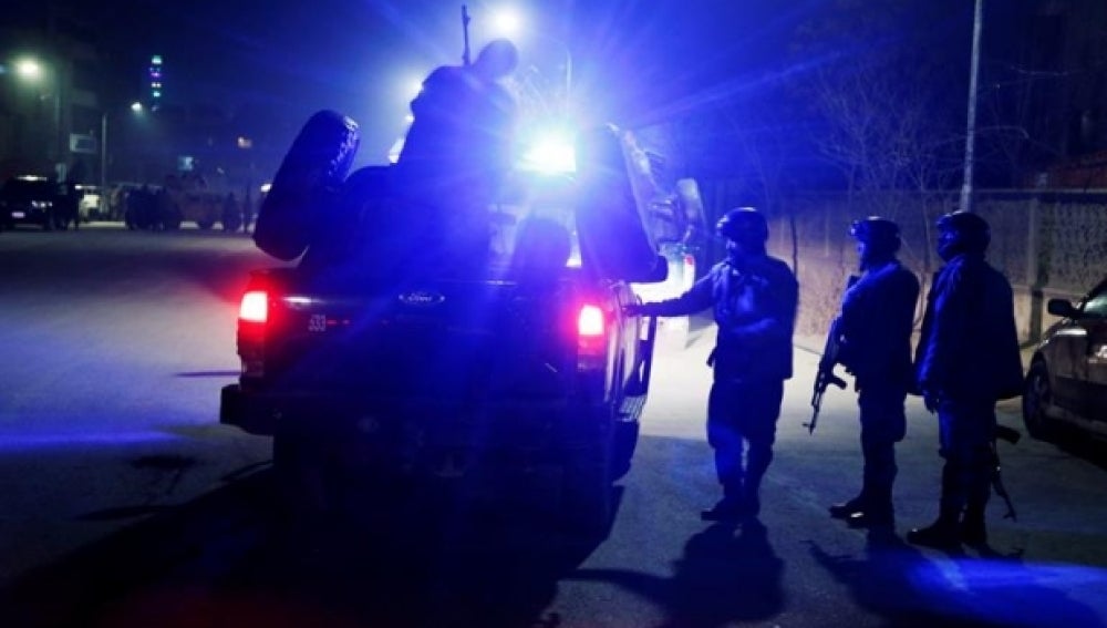 Miembros de las fuerzas de seguridad de Afganistán llegan al lugar donde un grupo de insurgentes suicidas atacó un hostal cercano a la embajada de España en Kabu