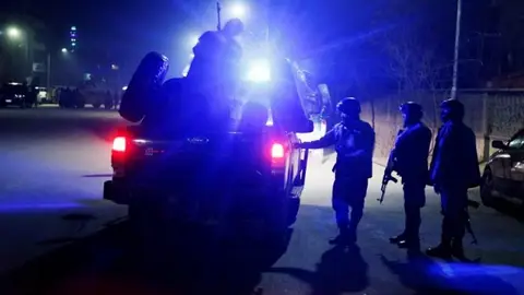 Miembros de las fuerzas de seguridad de Afganistán llegan al lugar donde un grupo de insurgentes suicidas atacó un hostal cercano a la embajada de España en Kabu Miembros de las fuerzas de seguridad de Afganistán llegan al lugar donde un grupo de insurgentes suicidas atacó un hostal cercano a la embajada de España en Kabu