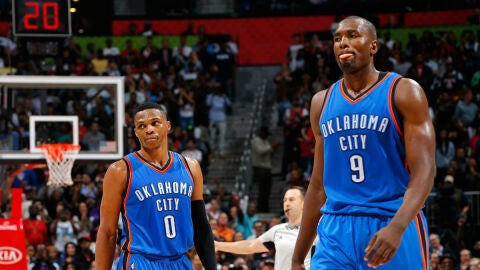 Serge Ibaka y Russell Westbrook, durante el partido