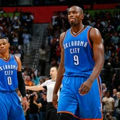 Serge Ibaka y Russell Westbrook, durante el partido Serge Ibaka y Russell Westbrook, durante el partido