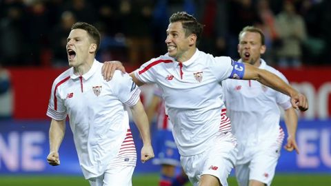 Los jugadores del Sevilla celebran el gol de Gameiro frente al Sporting