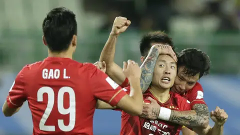 Zheng Long celebra un gol Zheng Long celebra un gol