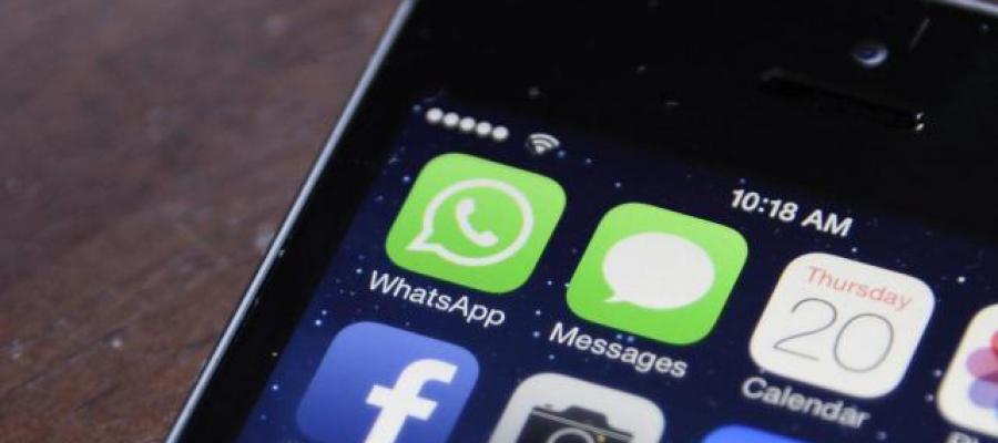 Imagen de los iconos de Facebook y WhatsApp en un teléfono móvil Imagen de los iconos de Facebook y WhatsApp en un teléfono móvil