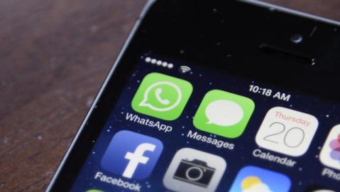 Imagen de los iconos de Facebook y WhatsApp en un tel&eacute;fono m&oacute;vil