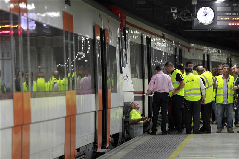 Renfe obliga a bajar a pasajeros de un tren Barcelona-Zaragoza por 'overbooking' Renfe obliga a bajar a pasajeros de un tren Barcelona-Zaragoza por 'overbooking'
