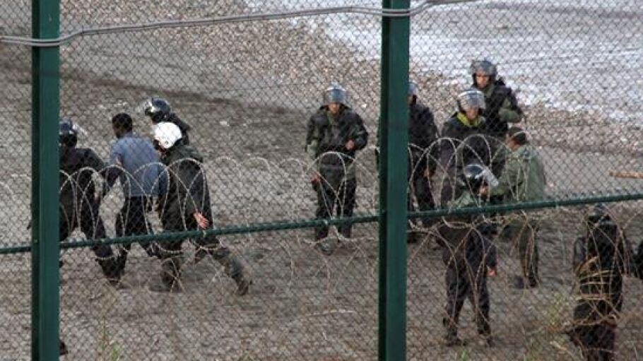 Un grupo de inmigrantes intenta saltar la valla de Ceuta