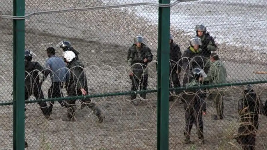 Un grupo de inmigrantes intenta saltar la valla de Ceuta Un grupo de inmigrantes intenta saltar la valla de Ceuta