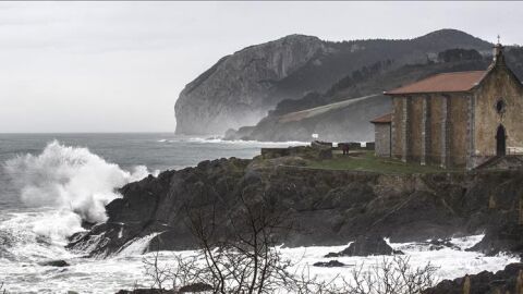 Fuerte oleaje en el Cant&aacute;brico